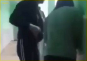 VIDEO +18 // O elevă este bătută cu pumnii și picioarele, chiar în școală